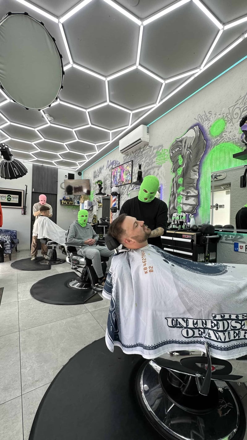 barberis-kerpa-plaukus-fade-hood-studija